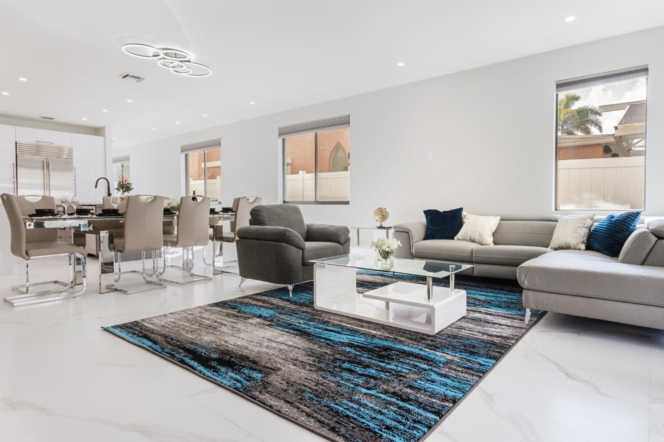 Luxury Paradise walk to Las Olas -5 mins to Beach