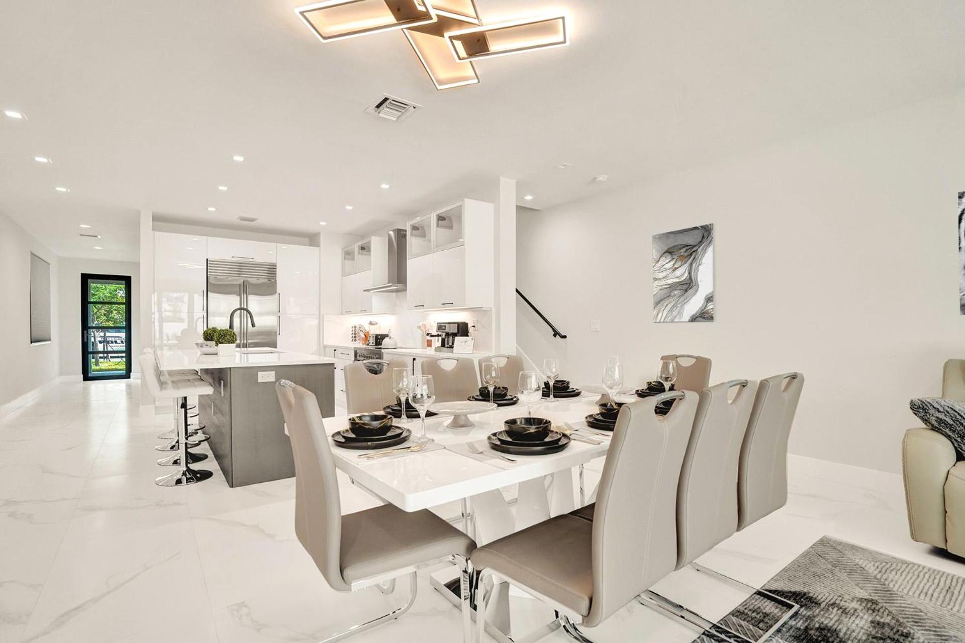 Luxury Paradise walk to Las Olas -5 mins to Beach