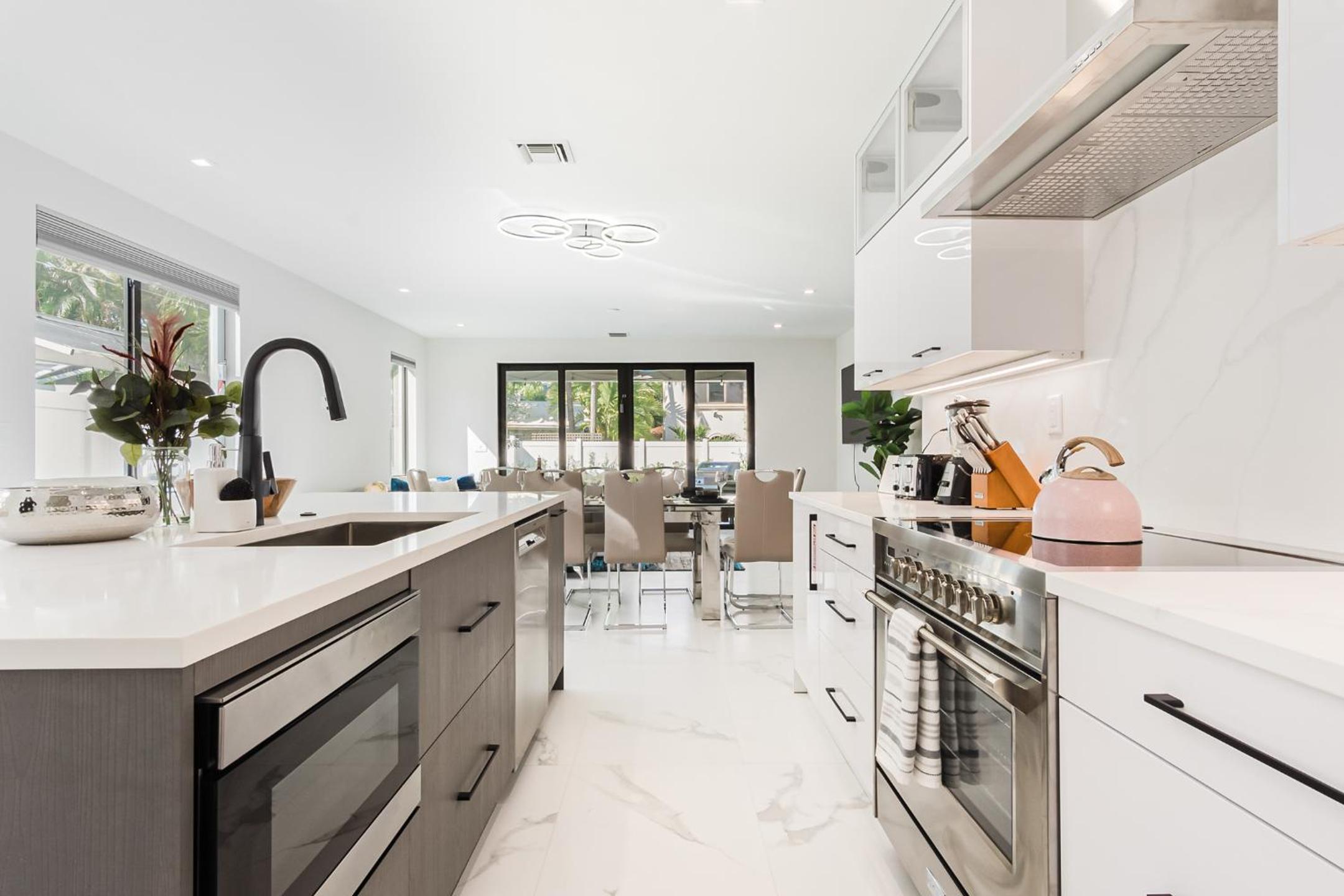 Luxury Paradise walk to Las Olas -5 mins to Beach