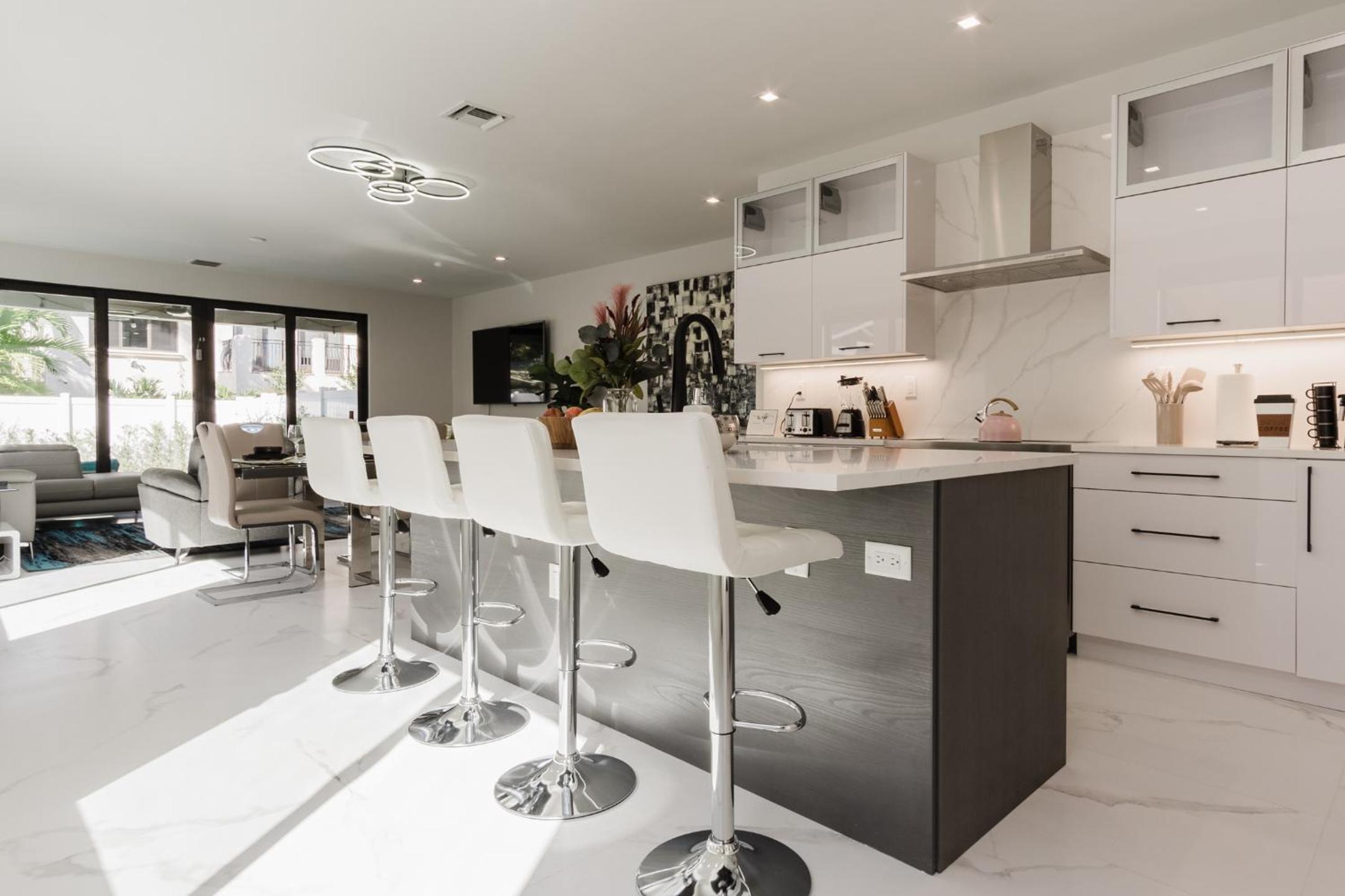 Luxury Paradise walk to Las Olas -5 mins to Beach