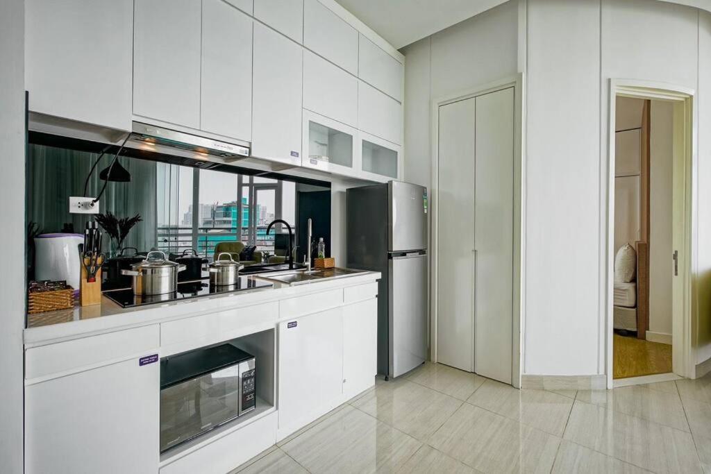 Steps to Ben Thanh Market/huge balcony/D1/pool/gym