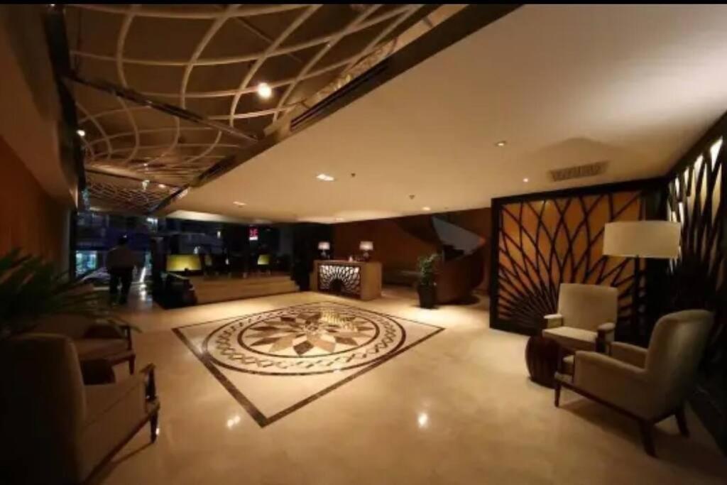 Steps to Ben Thanh Market/huge balcony/D1/pool/gym