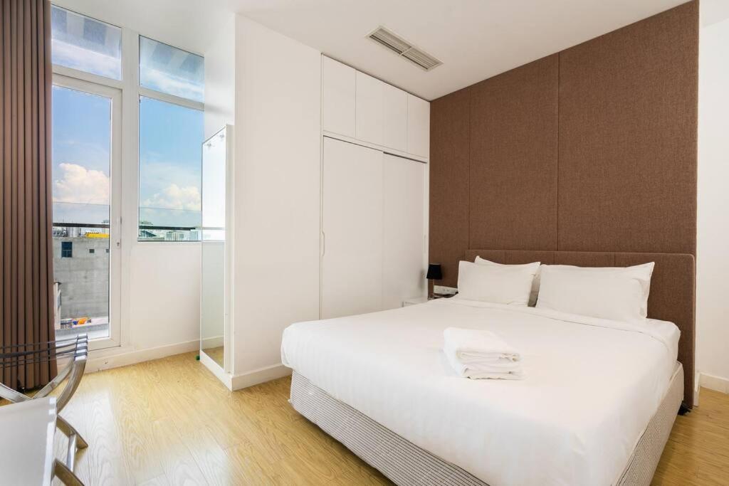 Steps to Ben Thanh Market/huge balcony/D1/pool/gym