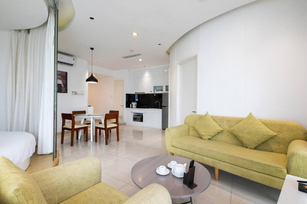 Steps to Ben Thanh Market/huge balcony/D1/pool/gym