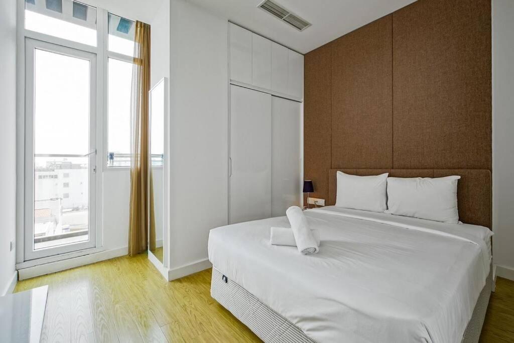 Steps to Ben Thanh Market/huge balcony/D1/pool/gym