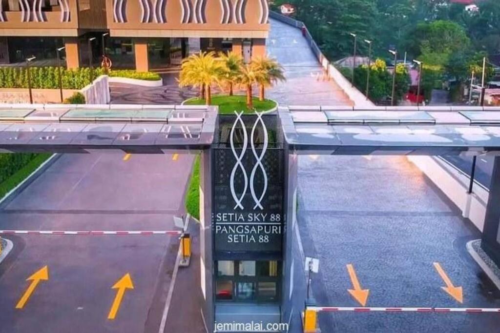 Sky88 3BR luxury condo w Pool Table (TOWN AREA)