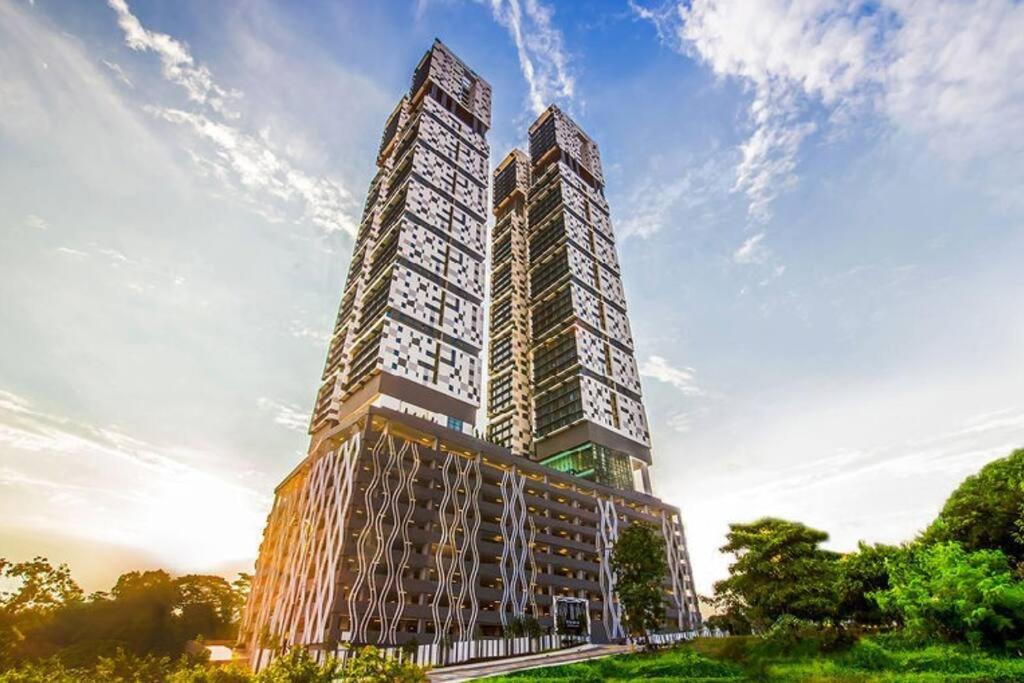 Sky88 3BR luxury condo w Pool Table (TOWN AREA)