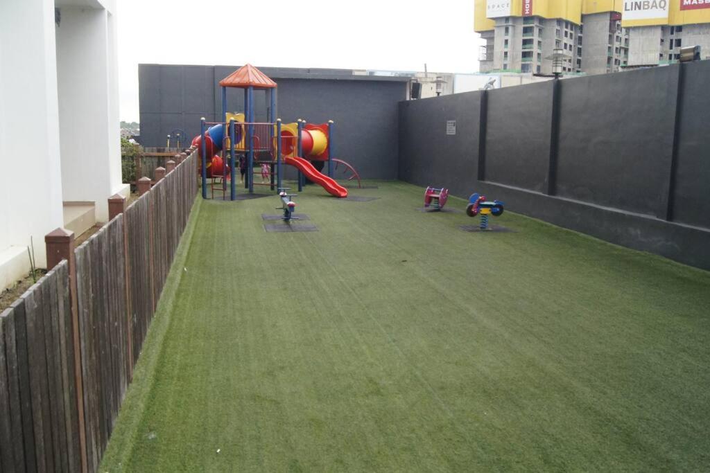 Nice Holiday Space at KSL D'Esplanade Residence, Johor Bahru with TV Box 1109
