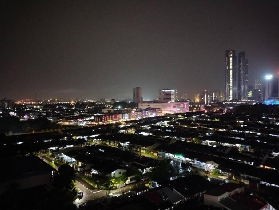 Nice Holiday Space at KSL D'Esplanade Residence, Johor Bahru with TV Box 1109