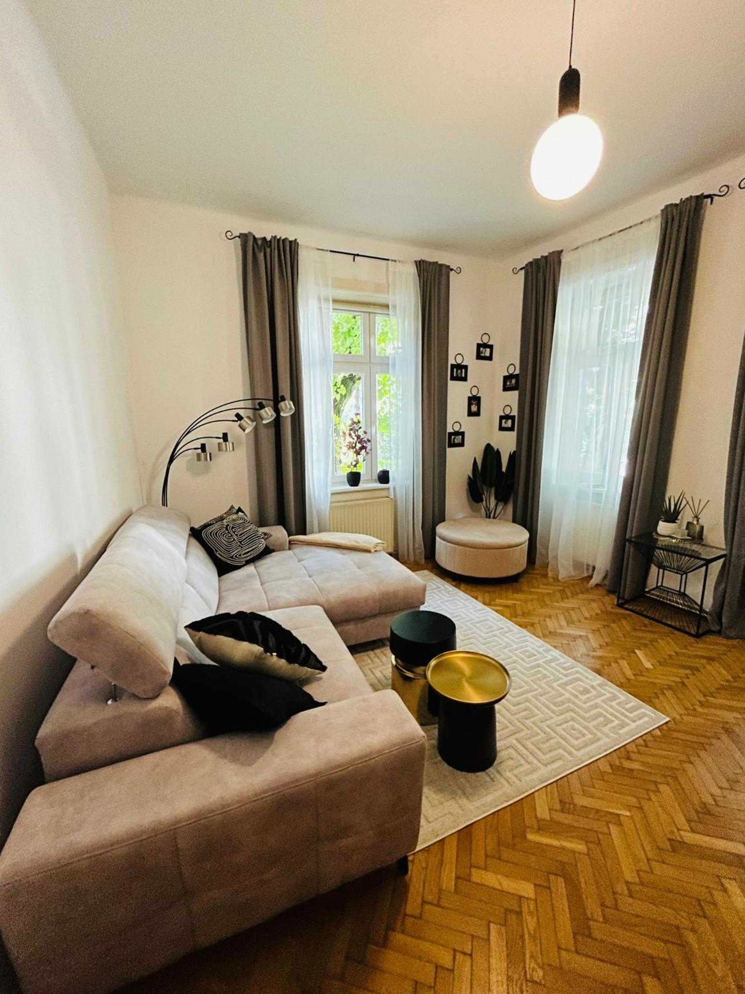 Apartment 5 min Schönbrunn Gloriette, Direct to City Center, Free Parking