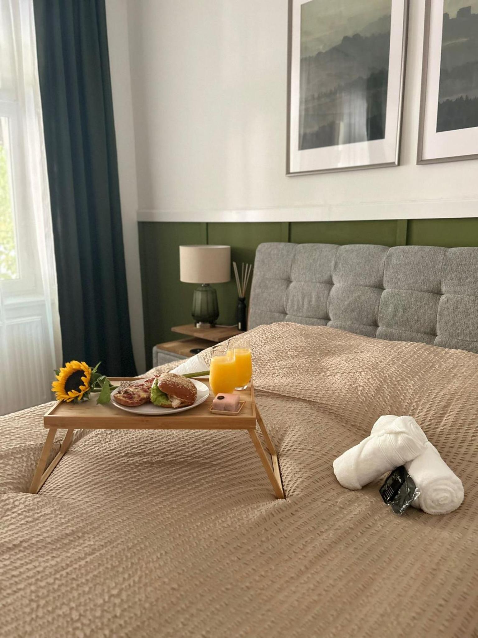 Apartment 5 min Schönbrunn Gloriette, Direct to City Center, Free Parking