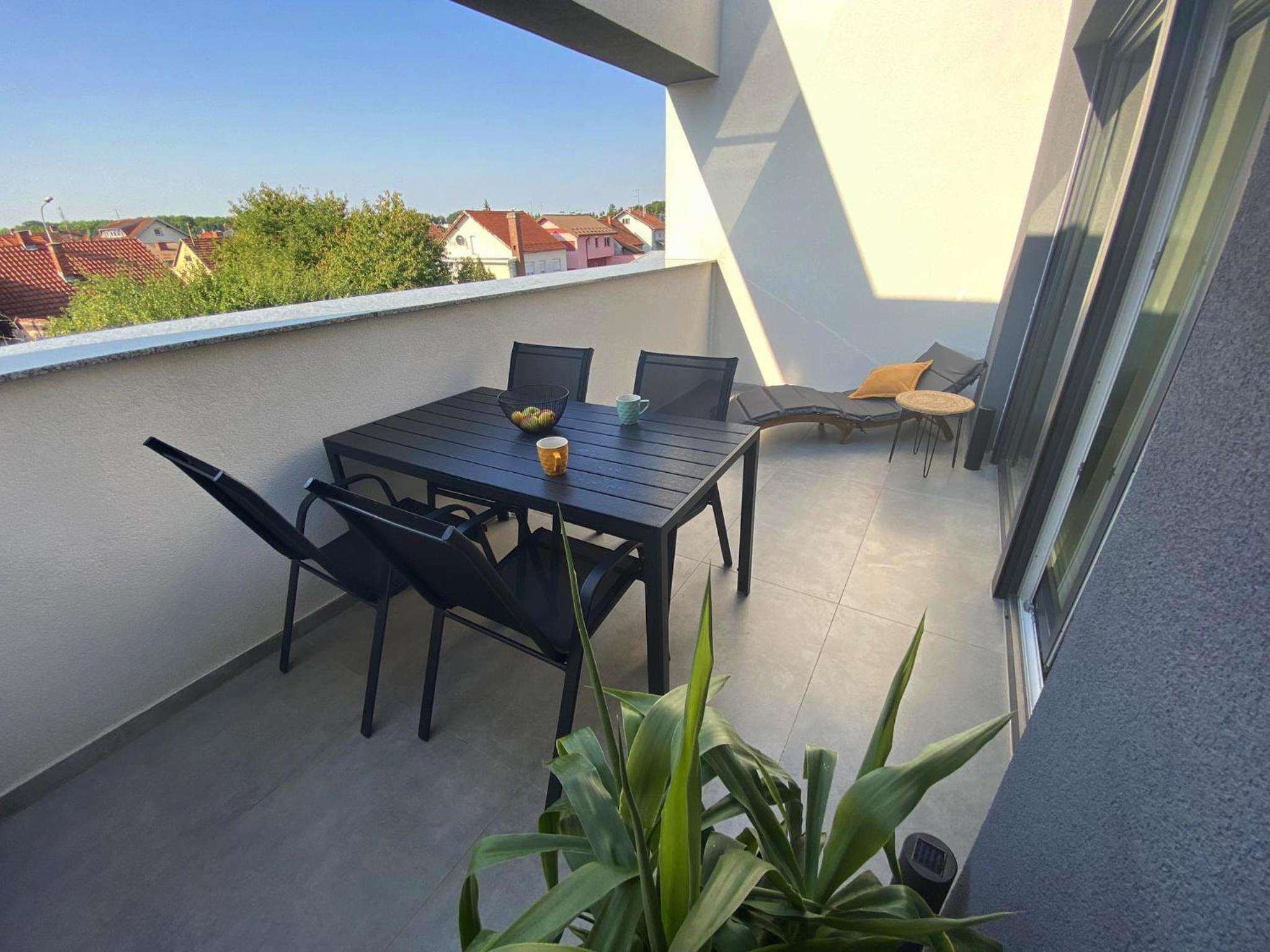 2 Terraces Apartment in Urban Villa - MLII view 5