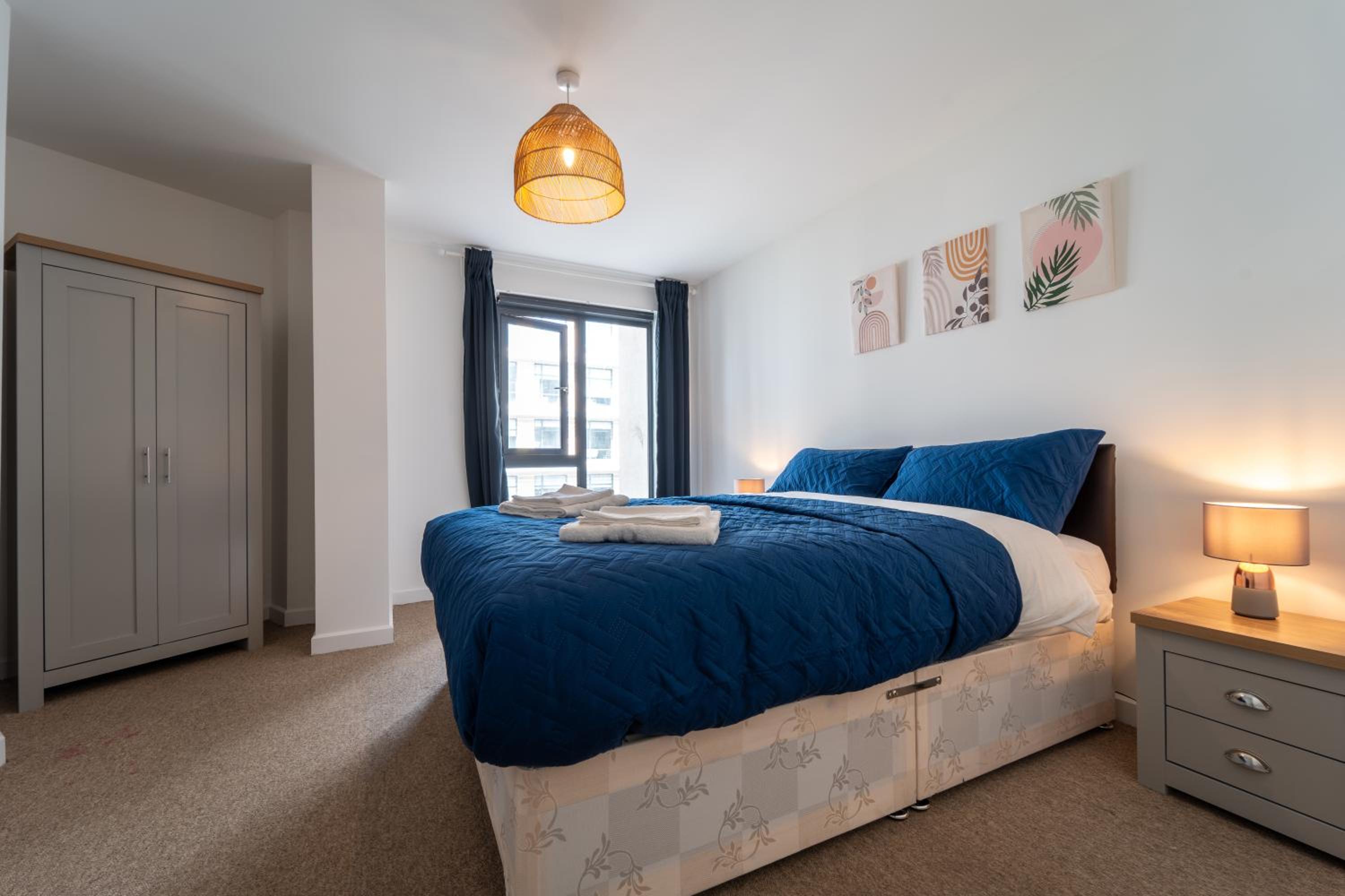 Spacious Apartment in Woking Town Centre view 5