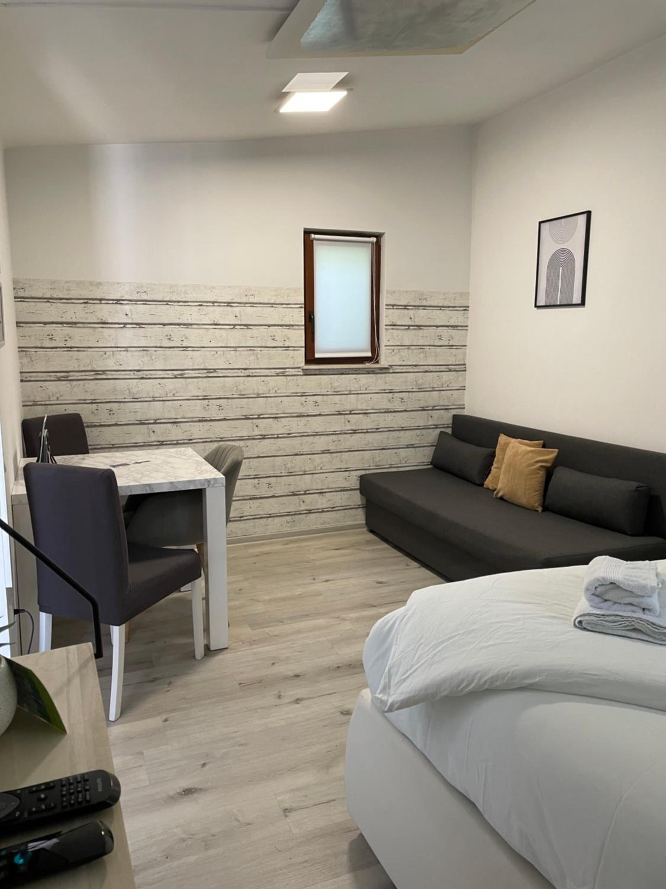 Aspen Studio Apartment + FREE Parking view 5