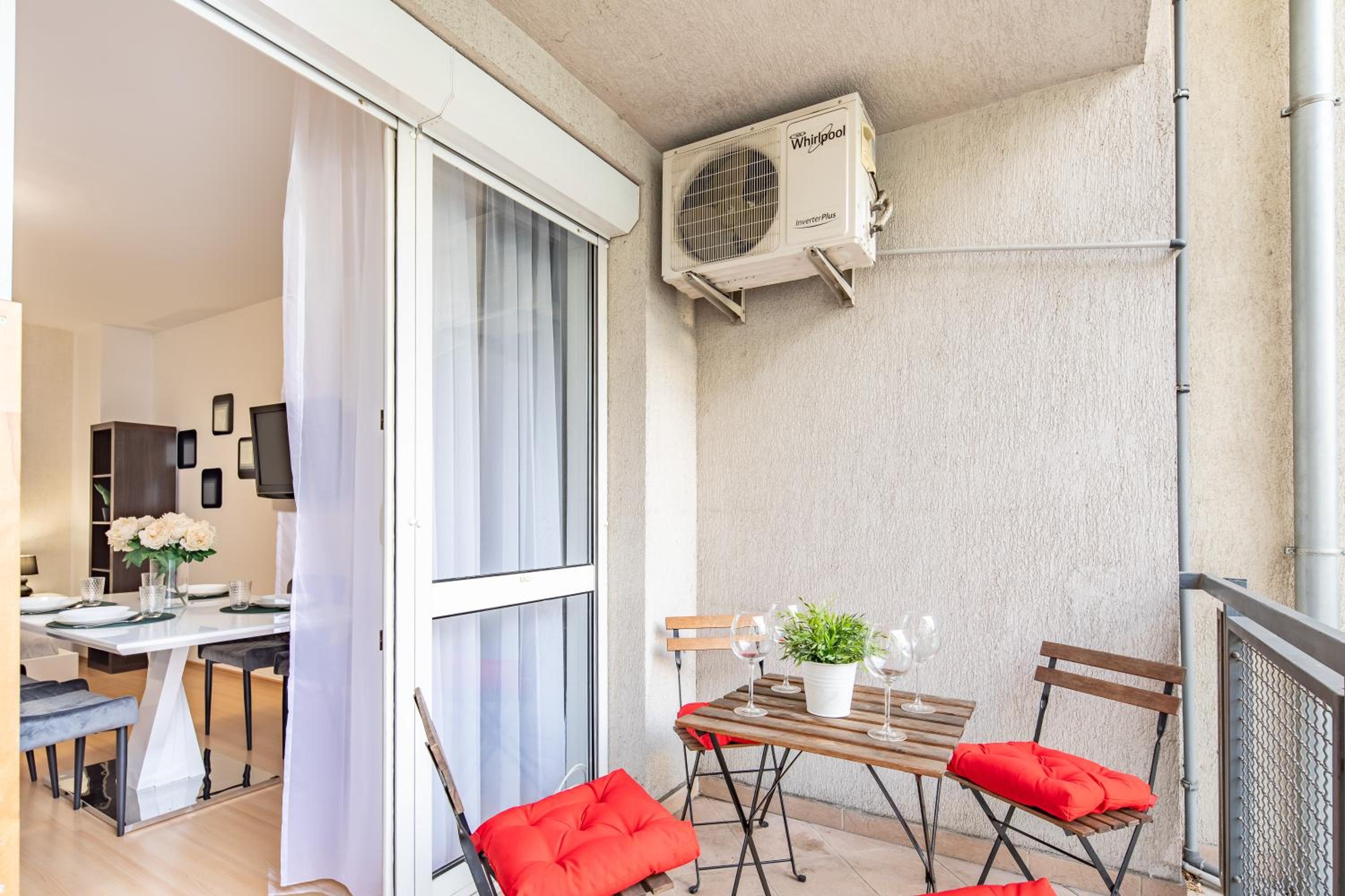 Two bedrooms apartment with free garage in the downtown view 3