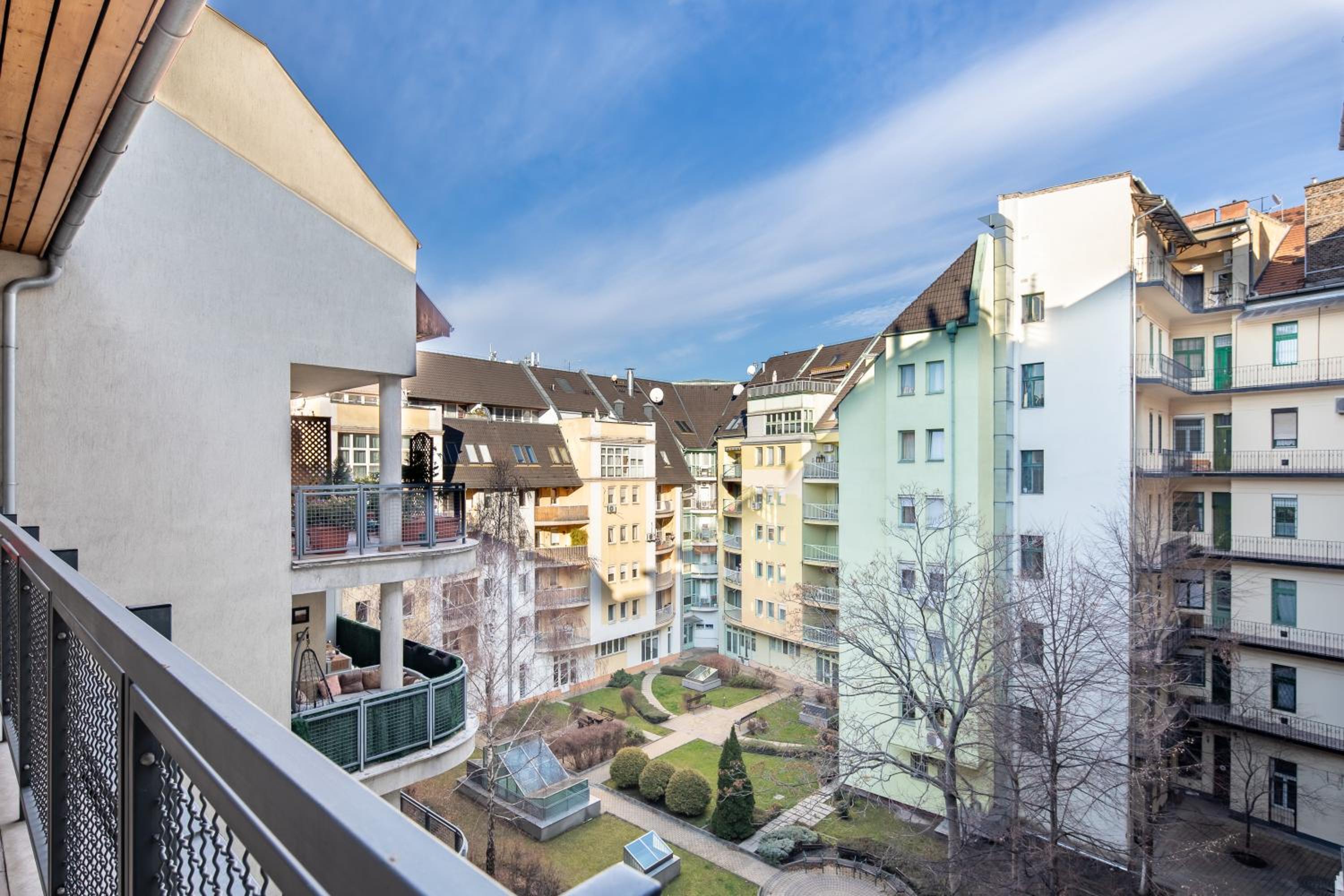 Two bedrooms apartment with free garage in the downtown view 5