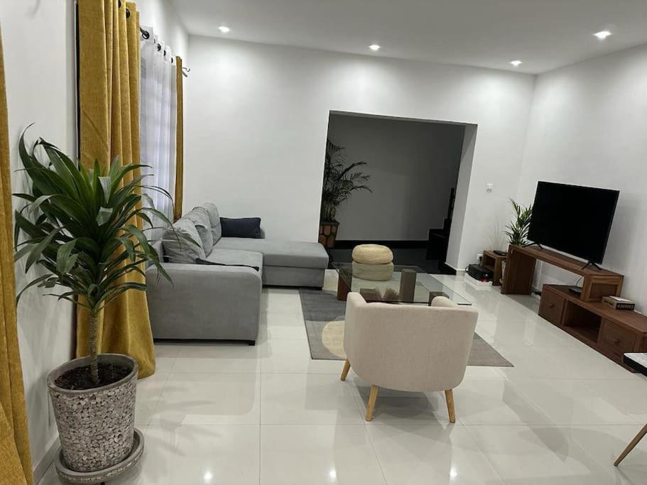 Villa moderne securisee 24H sur 7J view 4