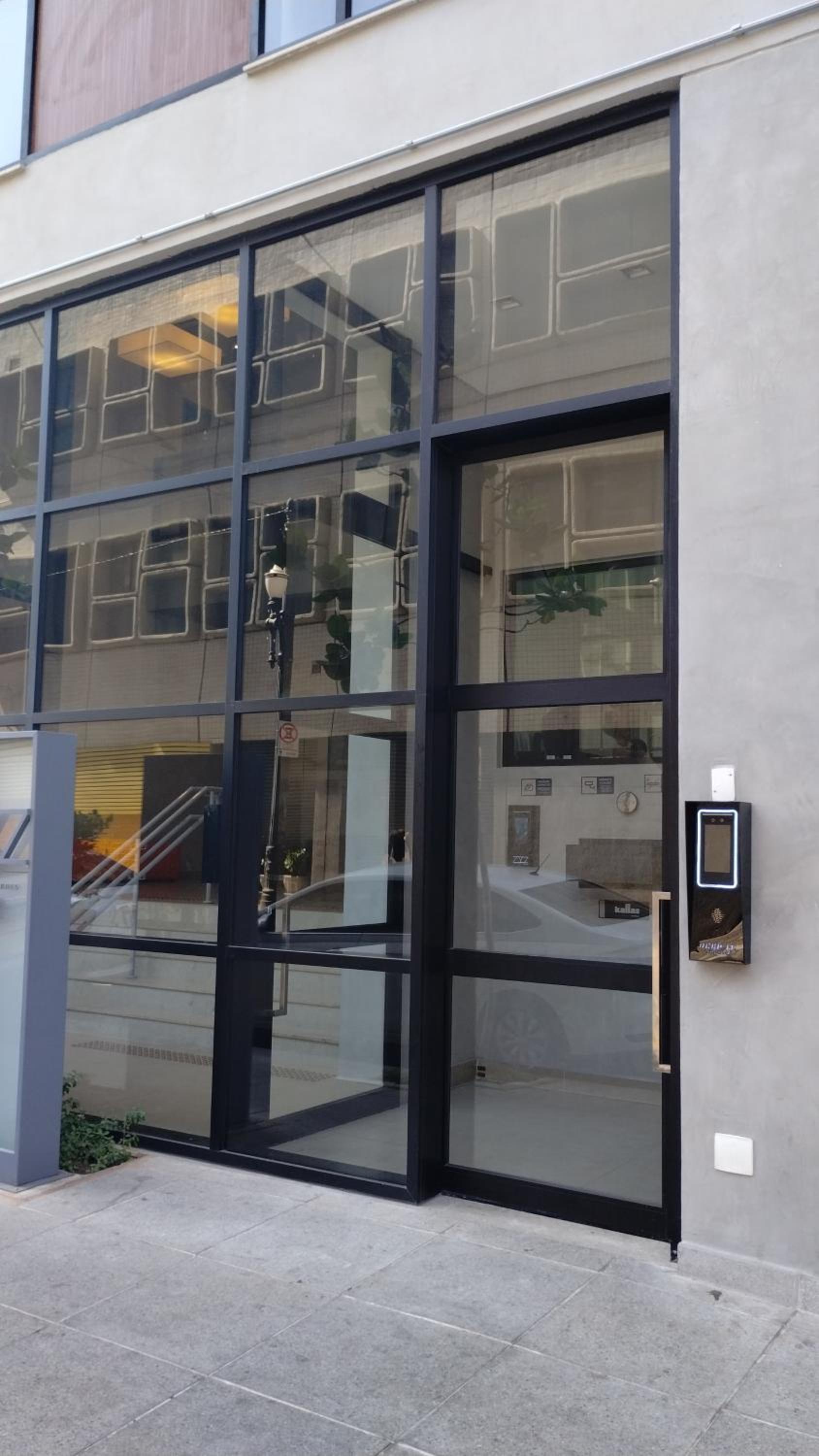 Studio Lindo; no centro em frente ao metrô!