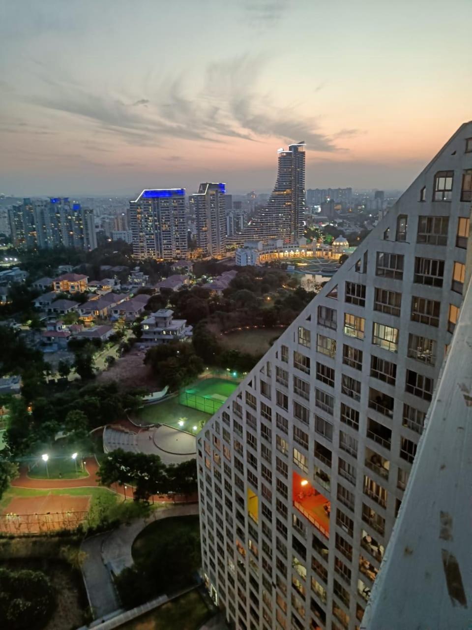 Urban Nest - Neon Homeotel -1 km from Airport