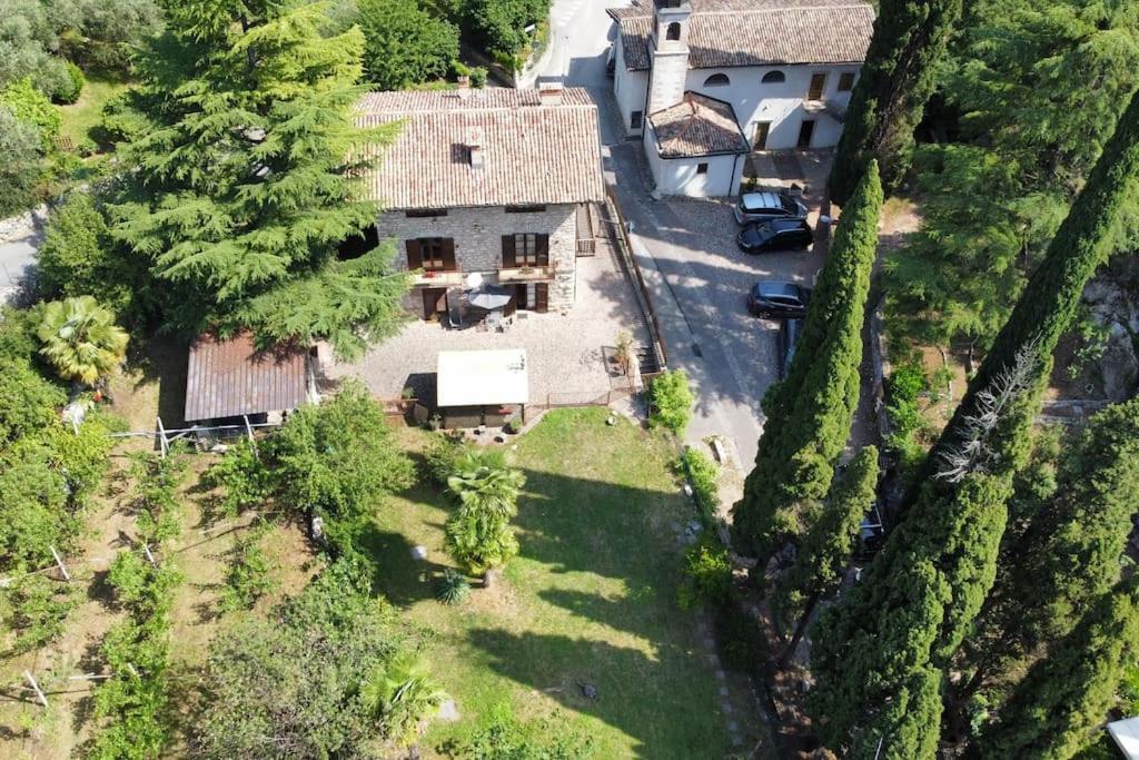 Villa retro'e parco con vista castello view 3