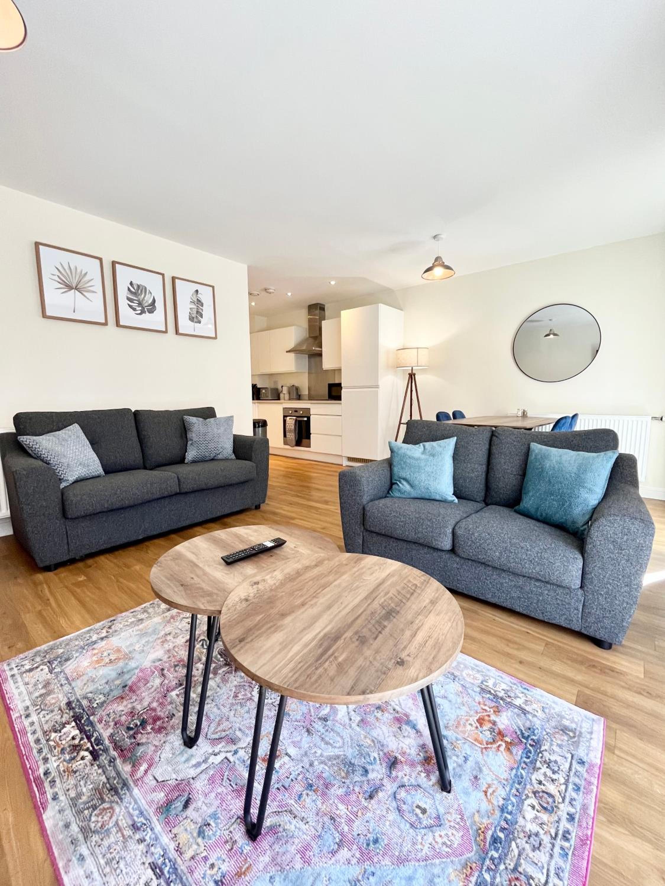 Modern spacious 2 bed Apartment, close to Gunwharf Quays & Historic Dockyard - Balcony, Smart Tv, Free Parking, WiFi, Double or single beds view 5
