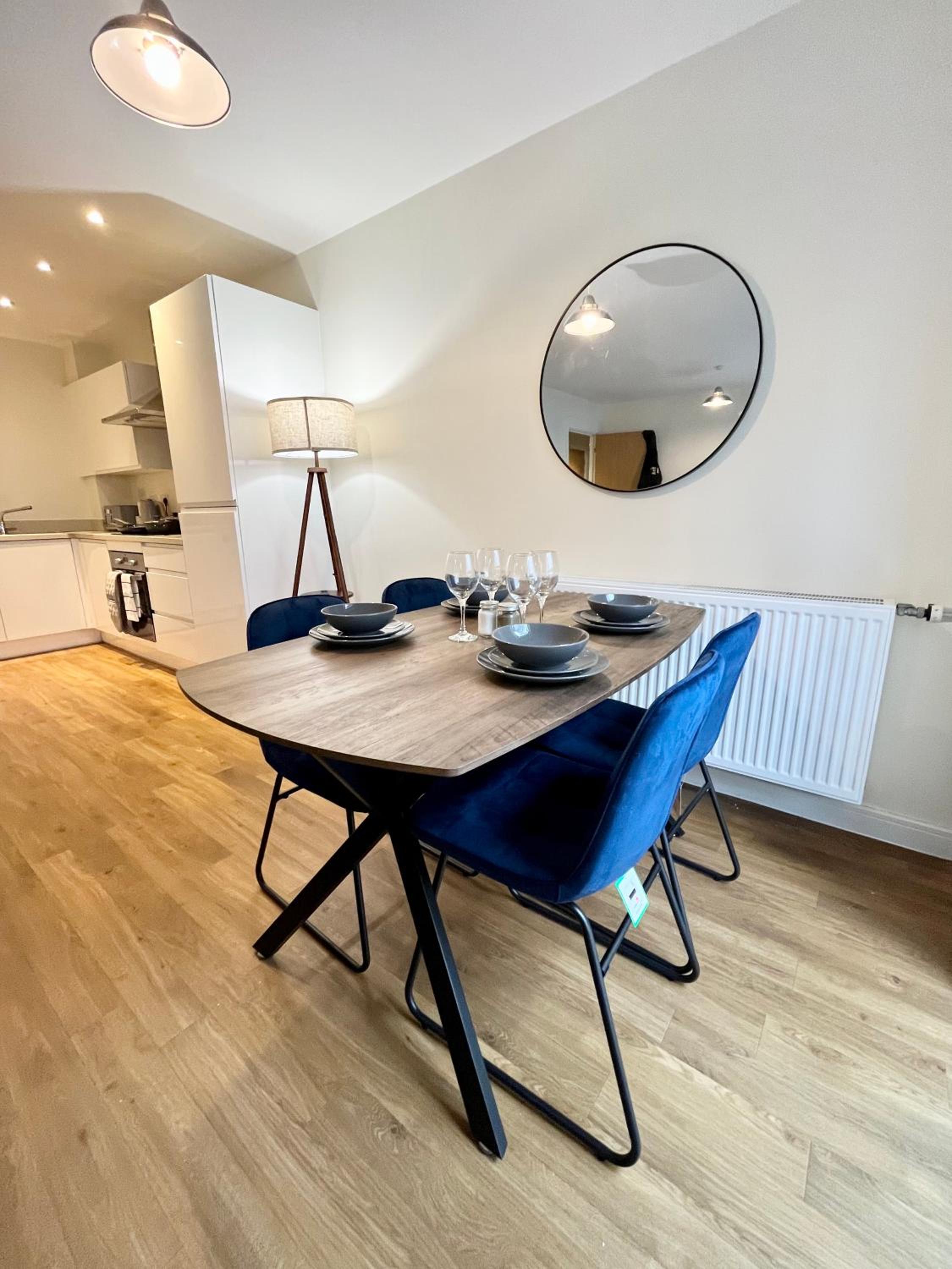 Modern spacious 2 bed Apartment, close to Gunwharf Quays & Historic Dockyard - Balcony, Smart Tv, Free Parking, WiFi, Double or single beds view 4