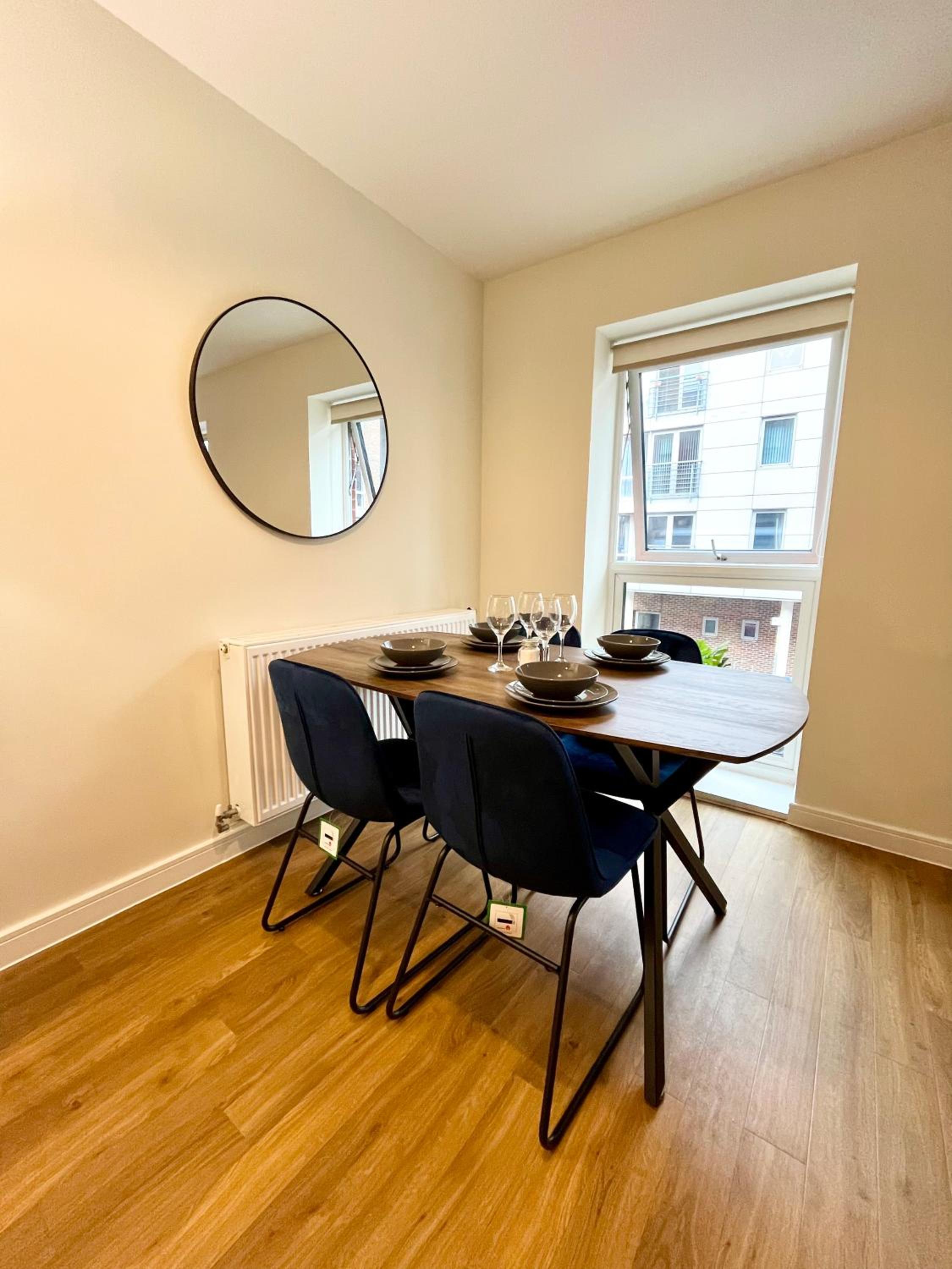 Modern spacious 2 bed Apartment, close to Gunwharf Quays & Historic Dockyard - Balcony, Smart Tv, Free Parking, WiFi, Double or single beds view 3