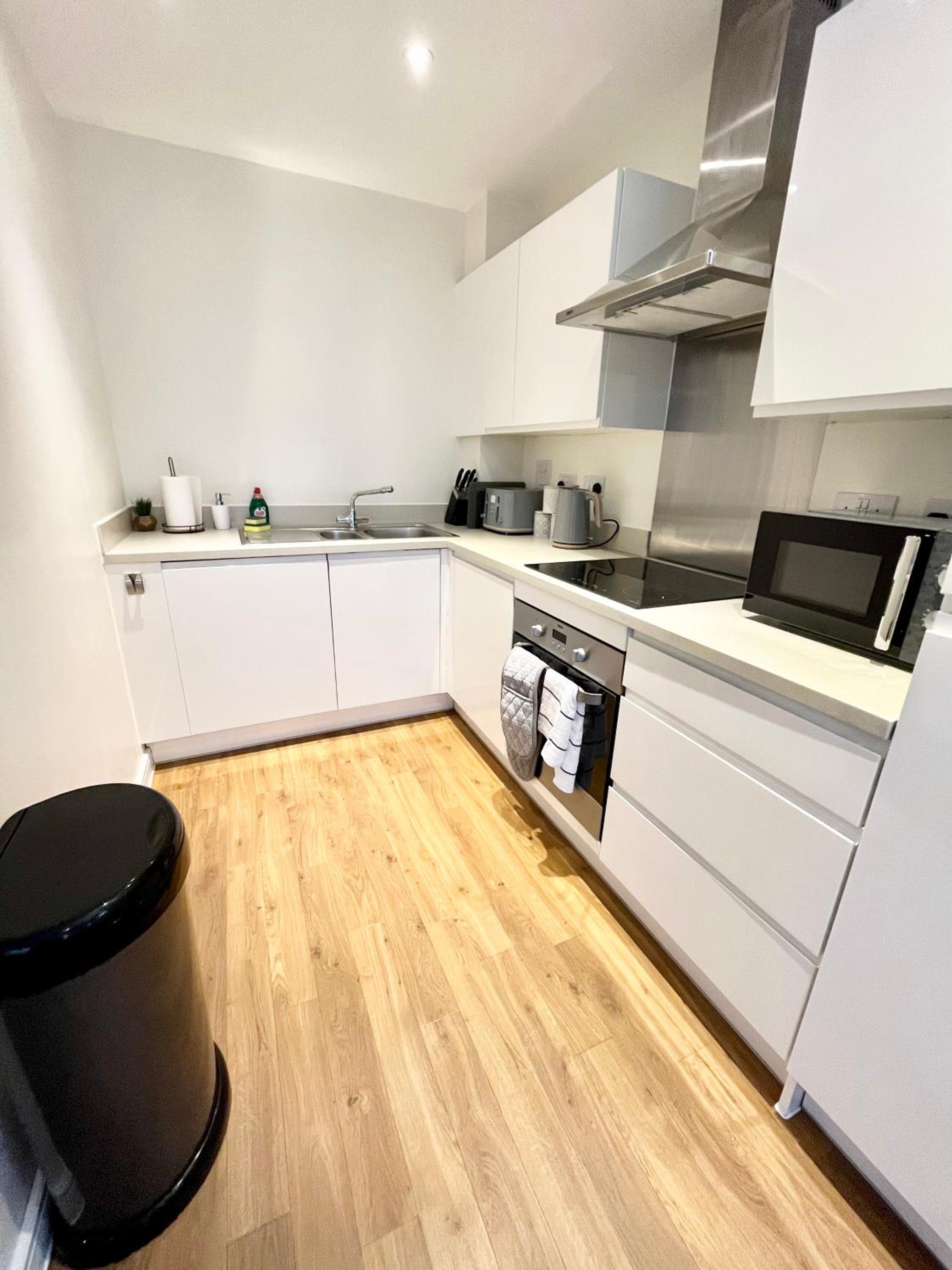 Modern spacious 2 bed Apartment, close to Gunwharf Quays & Historic Dockyard - Balcony, Smart Tv, Free Parking, WiFi, Double or single beds view 2