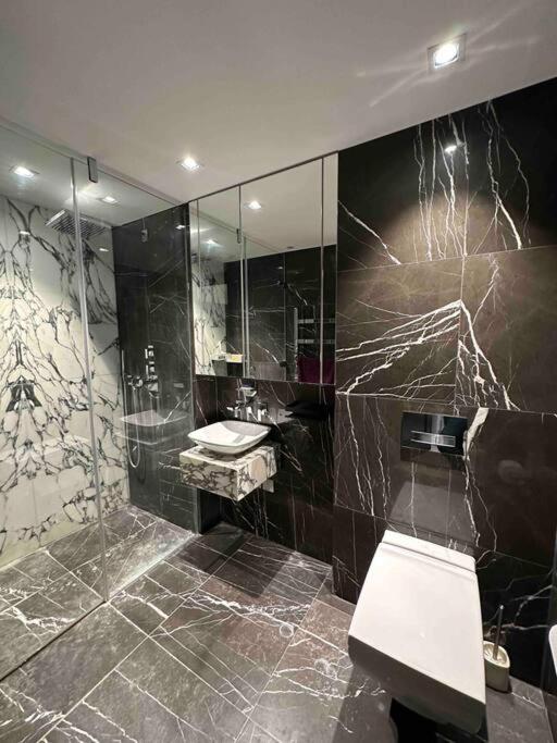 Kensington Suites - 2 Bed Sky-View