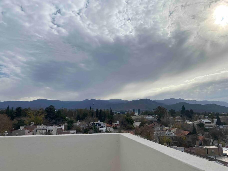 Moderno y nuevo apartamento con cochera en el centro
