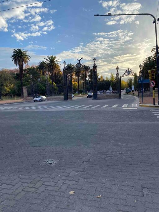 Moderno y nuevo apartamento con cochera en el centro