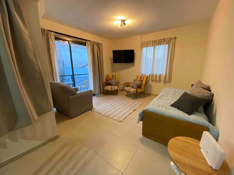 Moderno y nuevo apartamento con cochera en el centro