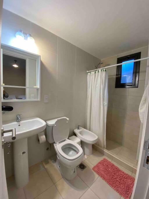 Moderno y nuevo apartamento con cochera en el centro