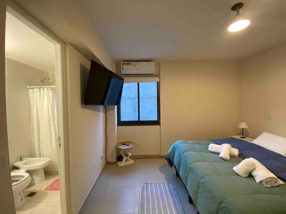 Moderno y nuevo apartamento con cochera en el centro