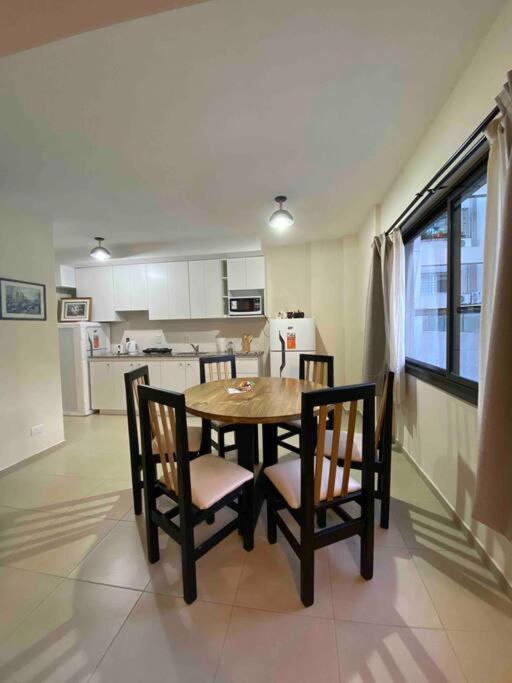 Moderno y nuevo apartamento con cochera en el centro