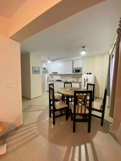 Moderno y nuevo apartamento con cochera en el centro