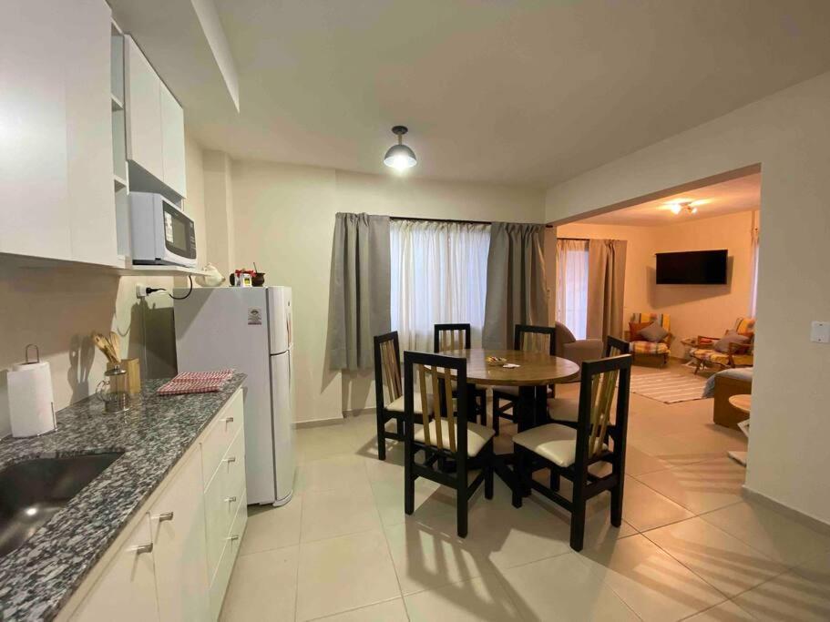 Moderno y nuevo apartamento con cochera en el centro