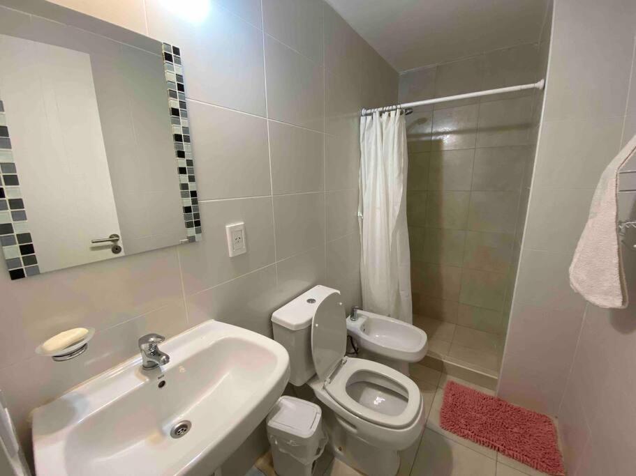 Moderno y nuevo apartamento con cochera en el centro