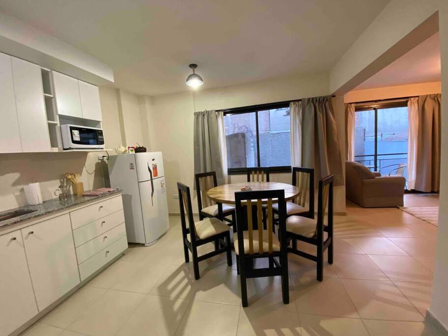 Moderno y nuevo apartamento con cochera en el centro