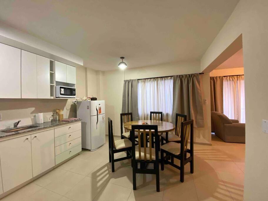 Moderno y nuevo apartamento con cochera en el centro