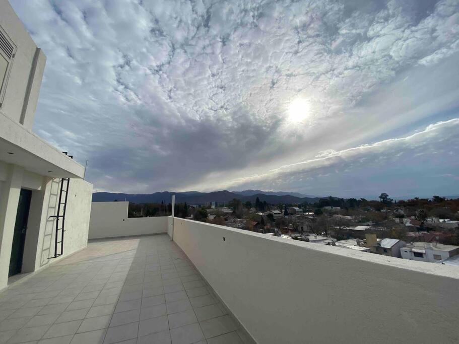 Moderno y nuevo apartamento con cochera en el centro
