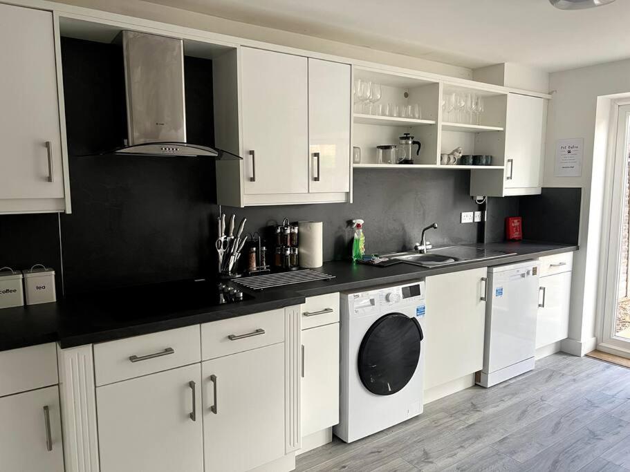 5 Bed House Sleeps 9 Parking Garden Pet Friendly in Sileby