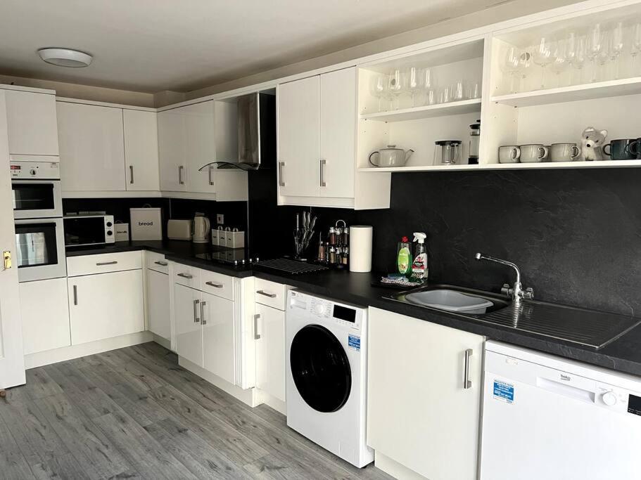 5 Bed House Sleeps 9 Parking Garden Pet Friendly in Sileby