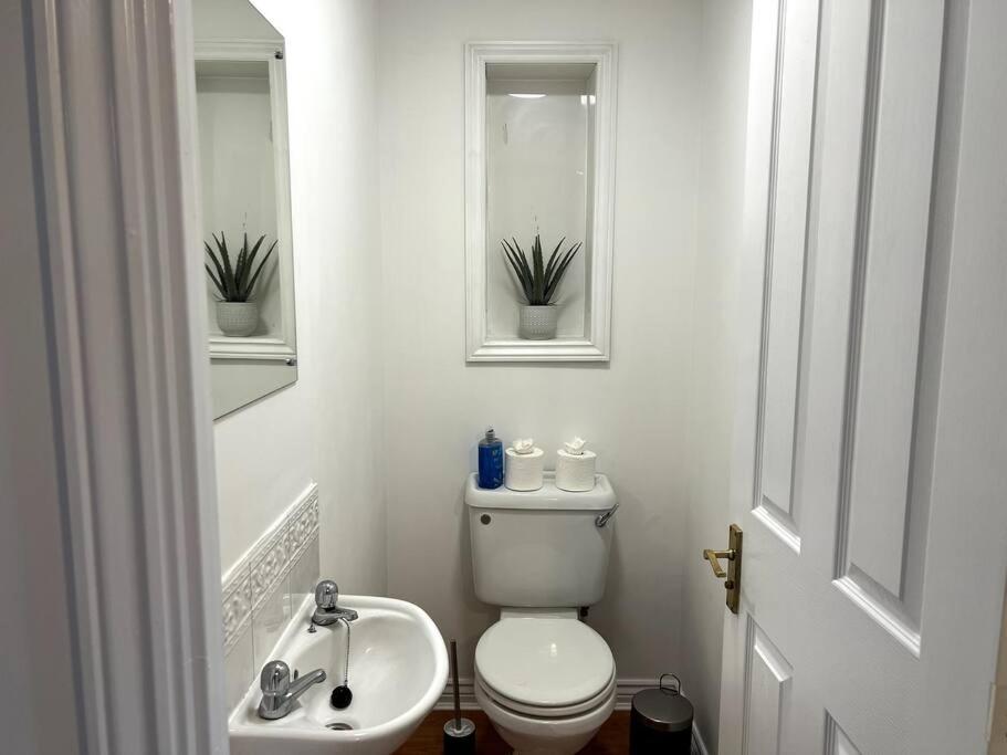 5 Bed House Sleeps 9 Parking Garden Pet Friendly in Sileby