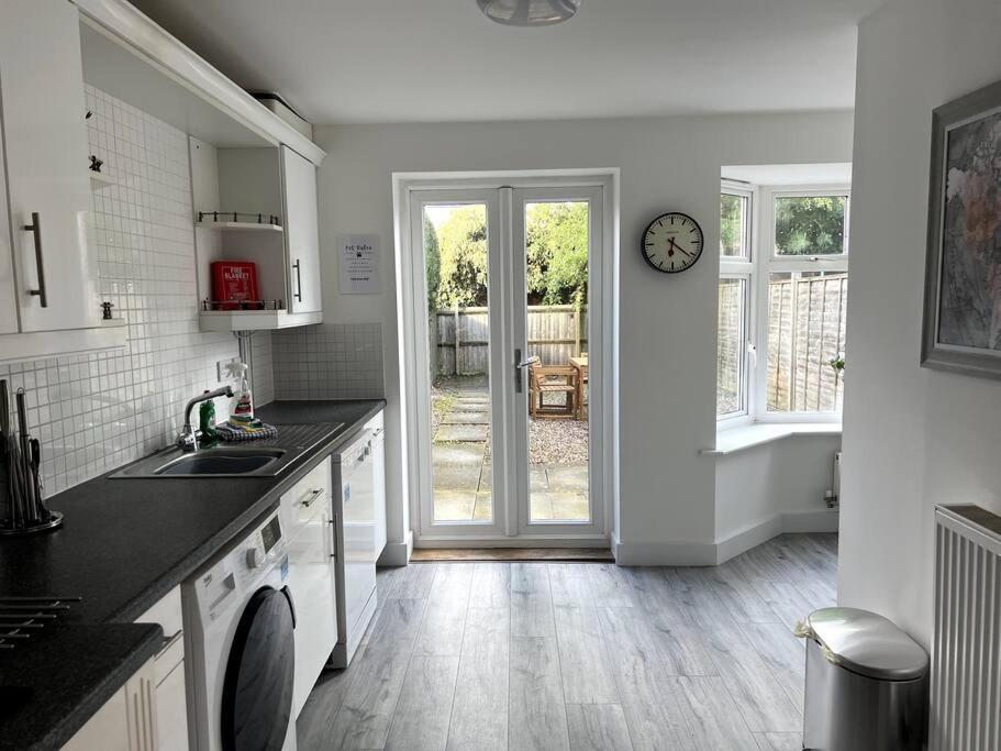 5 Bed House Sleeps 9 Parking Garden Pet Friendly in Sileby