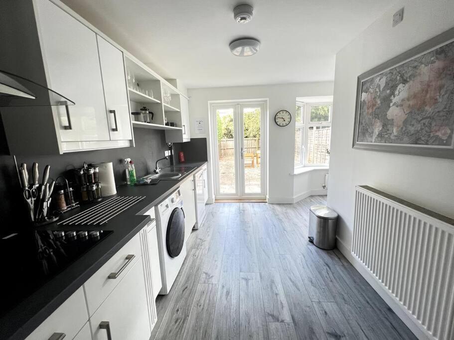 5 Bed House Sleeps 9 Parking Garden Pet Friendly in Sileby