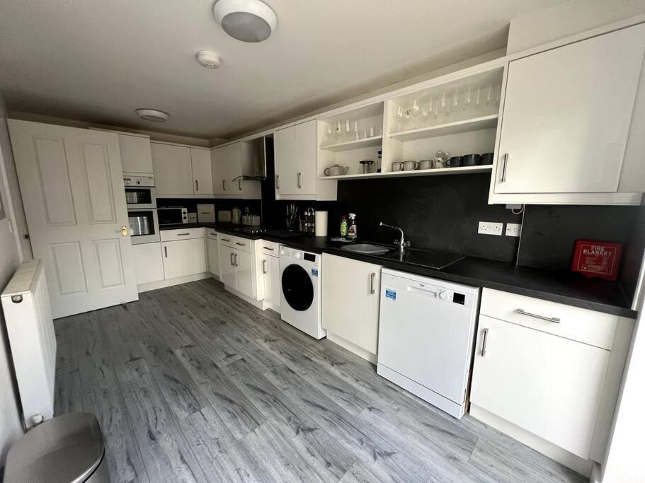 5 Bed House Sleeps 9 Parking Garden Pet Friendly in Sileby