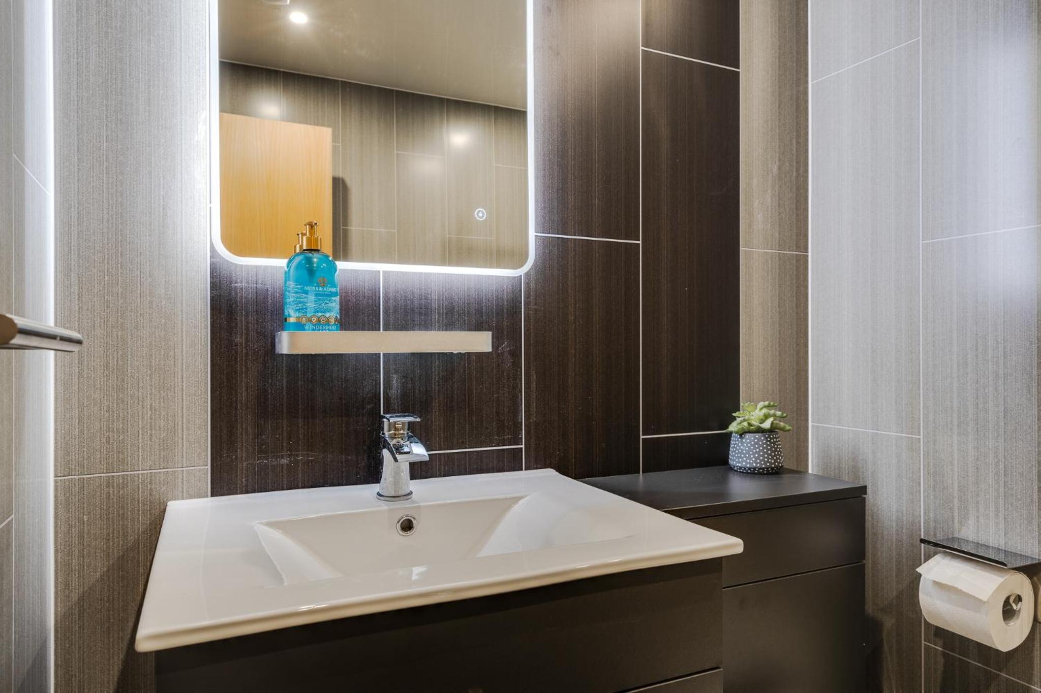 Brimmond Homes - nr to Univ, Hospitals, o2 Apollo, PLAB & 7 mins to City Centre - Stylish, Modern & Secure 2 Bed, 2 Bath Apt with Allocated Free Parking view 4