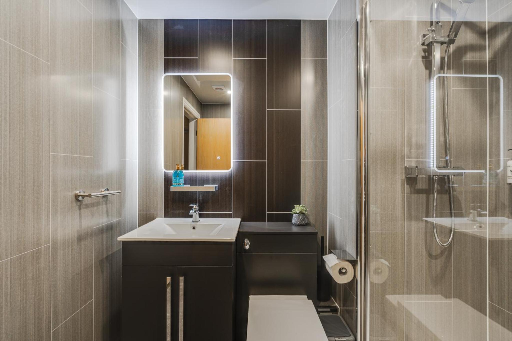 Brimmond Homes - nr to Univ, Hospitals, o2 Apollo, PLAB & 7 mins to City Centre - Stylish, Modern & Secure 2 Bed, 2 Bath Apt with Allocated Free Parking view 5