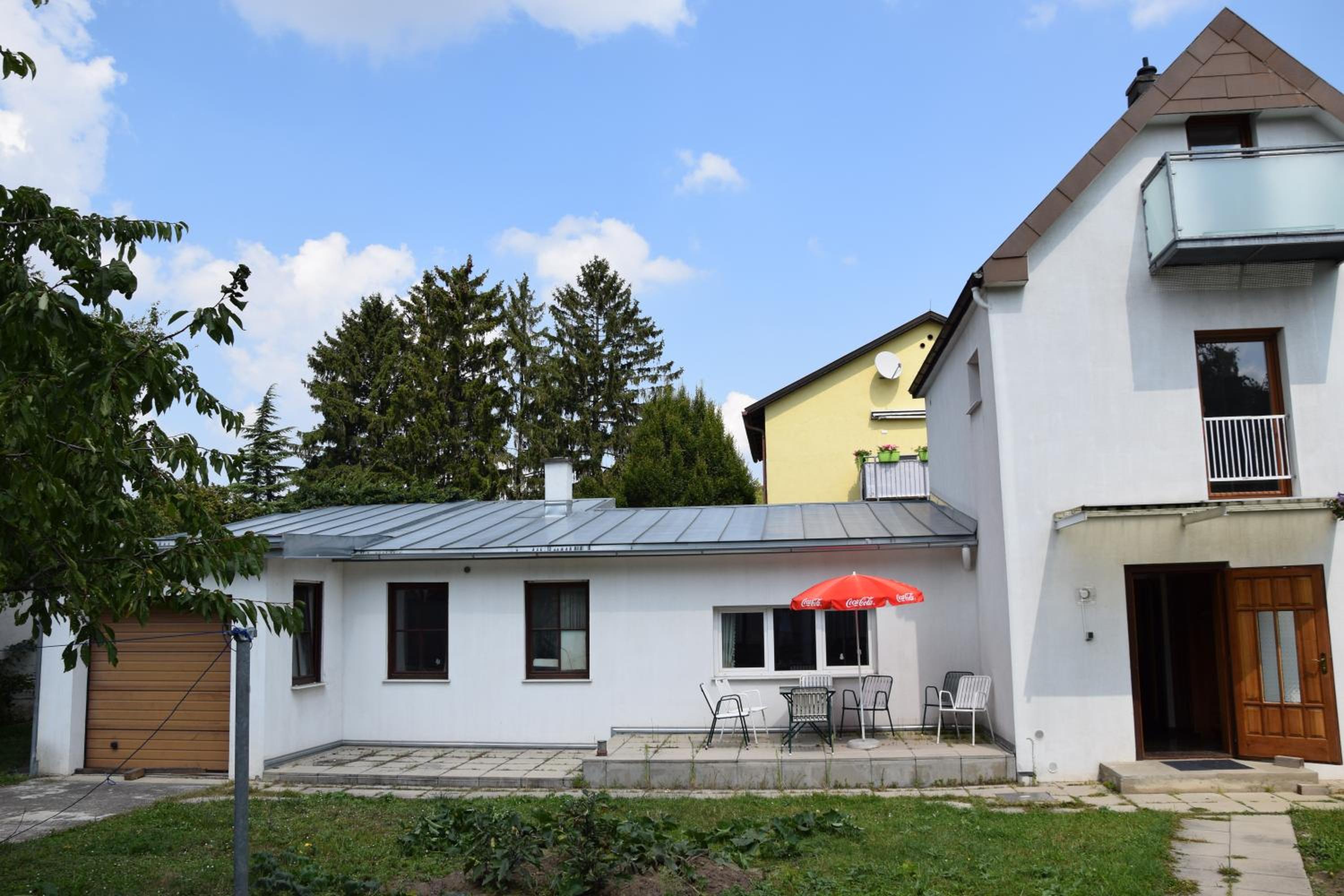 Central-Vintage Villa with free Parking and 5min walk to Metro